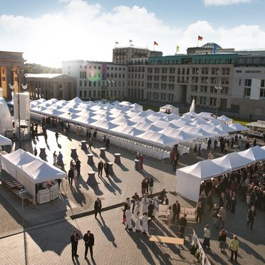 Weiße Faltpavillons 8x4 und 6x4 m bei einer Großveranstaltung mit vielen Menschen am Alexanderplatz in Berlin